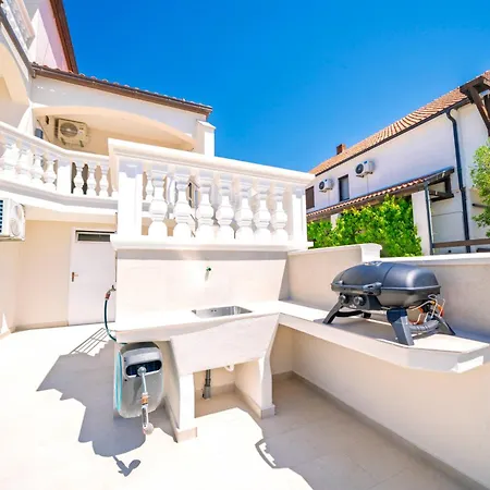 Apartment Mia - Moderne Oase Mit Meerblick Und Pool Vodice