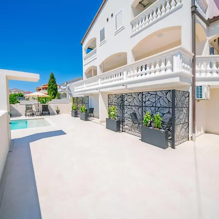 Mia - Moderne Oase Mit Meerblick Und Pool Vodice